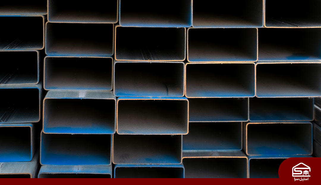 نمای جذاب از رولها یا پروفیلهای استیل در کارخانه یا انبار بزرگ