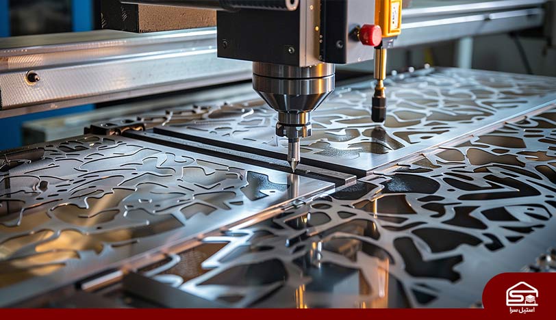 نمای نزدیک از ورق براق استیل در حال برش با دستگاه صنعتی CNC یا لیزر 